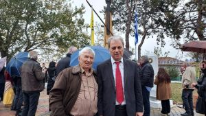 Η μεγαλύτερη ξύλινη Ποντιακή λύρα δεσπόζει στην πλατεία Πενταβρύσου