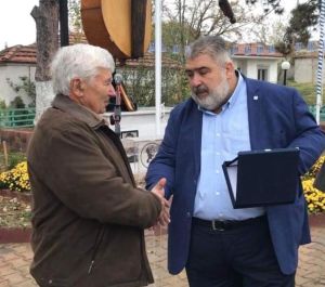 Η μεγαλύτερη ξύλινη Ποντιακή λύρα δεσπόζει στην πλατεία Πενταβρύσου