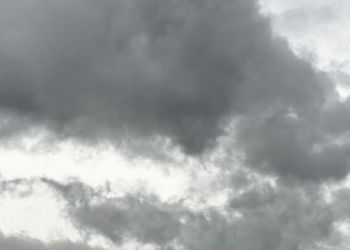 Ο Καιρός σήμερα: Κυριακή με αυξημένες νεφώσεις με τοπικές βροχές