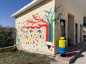 Οι γονείς στο 1ου Δημοτικό Κρόκου ομόρφυναν την όψη του σχολείου