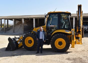 Παραλαβή ενός νέου σύγχρονου ελαστικοφόρου εκσκαφέα - φορτωτή από τον Δήμο Φλώρινας Παραλαβή ενός νέου σύγχρονου ελαστικοφόρου εκσκαφέα – φορτωτή από τον Δήμο Φλώρινας