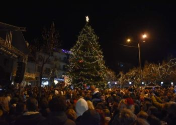 Άναψε το Χριστουγεννιάτικο Δέντρο της Φλώρινας