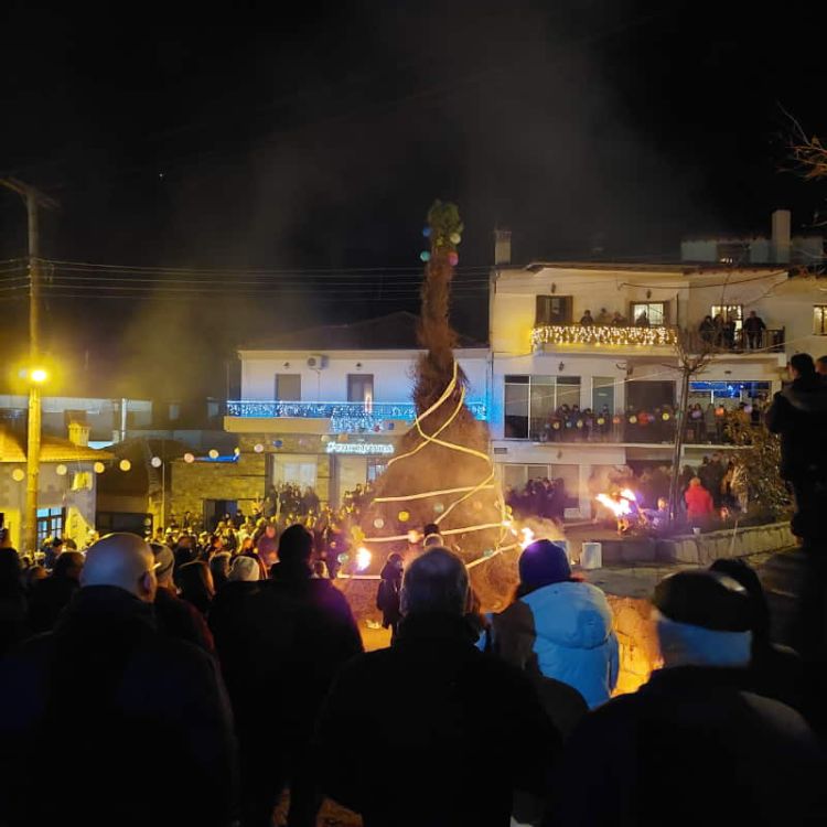 Αναψαν  οι κλαδαριές  στη Σιάτιστα, με τα χάλκινα να παίζουν τα κόλιαντα