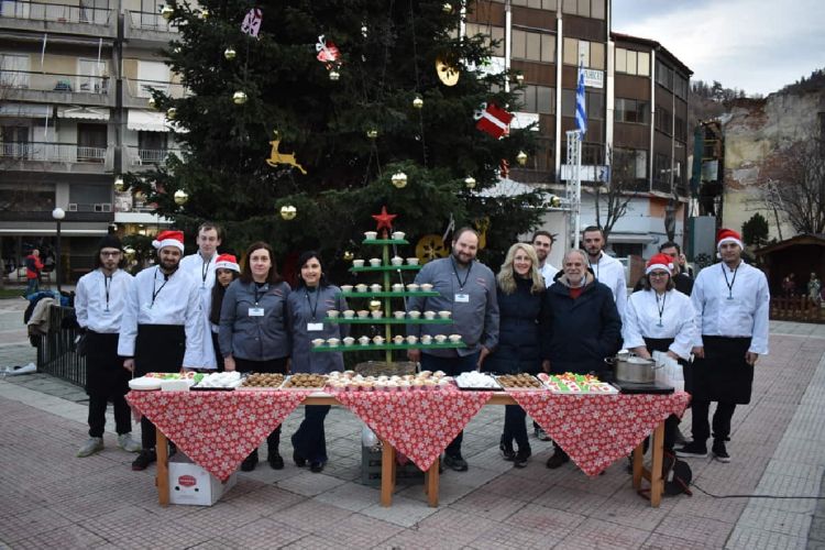 Γλυκά, κεράσματα και ζεστή σοκολάτα από το τμήμα μαγείρων της ΕΠΑΣ Φλώρινας