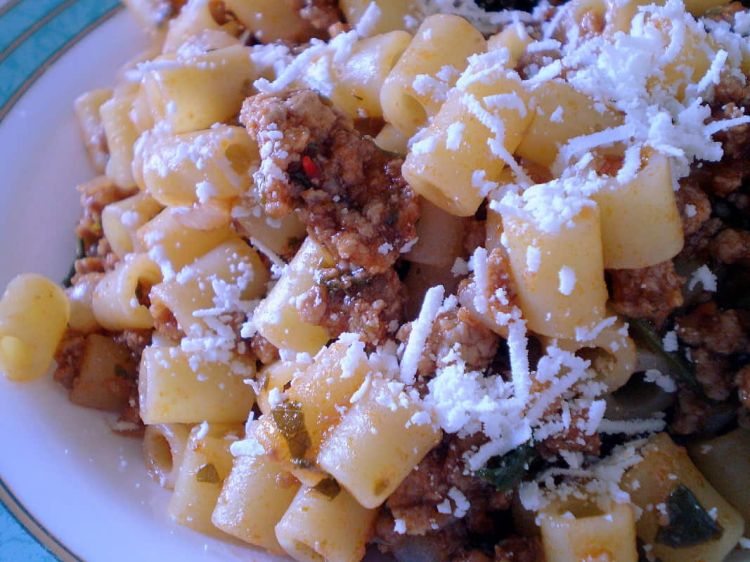 Εύκολες συνταγές για εργένηδες – Μακαρονάκι κοφτό με τόνο κονσέρβα