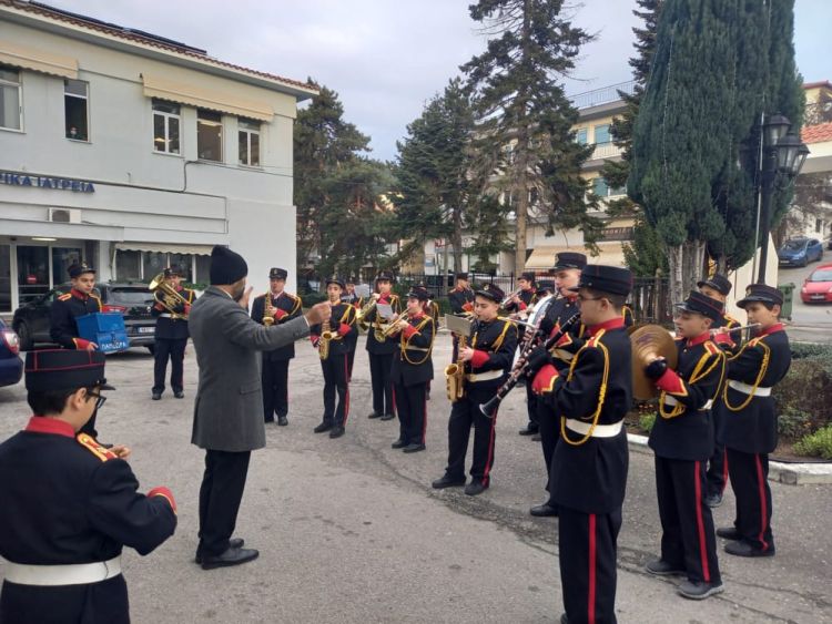 Η Πανδώρα πήγε στο νοσοκομείο για τα κάλαντα