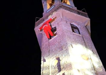 Η κάθοδος του Αϊ Βασίλη από το Ρολόι των Γρεβενών – «Βούλιαξε» από κόσμο το κέντρο της πόλης