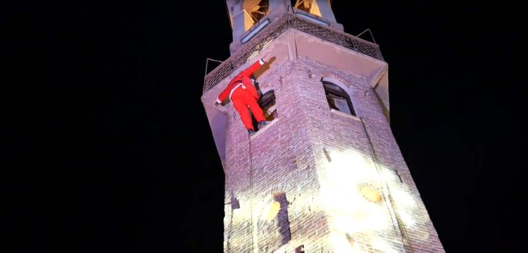 Η κάθοδος του Αϊ Βασίλη από το Ρολόι των Γρεβενών – «Βούλιαξε» από κόσμο το κέντρο της πόλης