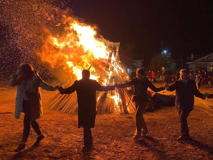 Με μεγάλη επιτυχία αναβίωσε και φέτος το έθιμο “Τσιριβαρβαρα” στο Αμύνταιο.