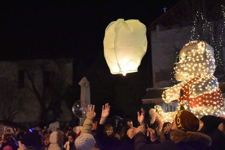 Με τα φαναράκια των ευχών γέμισε ο ουρανός της Φλώρινας