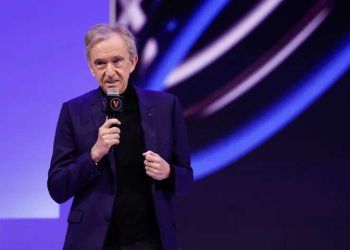 Ο Γάλλος που έκλεψε τον τίτλο του πλουσιότερου ανθρώπου στον κόσμο από τον Mr Tesla