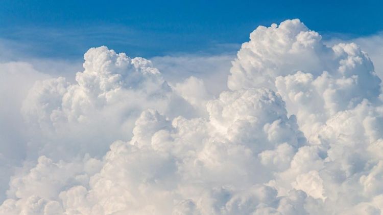 Ο Καιρός σήμερα: Αραιές νεφώσεις με πιθανότητα για λίγες τοπικές βροχές
