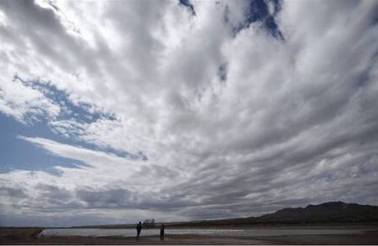 Ο Καιρός σήμερα: Αραιές νεφώσεις, παροδικά πιο πυκνές