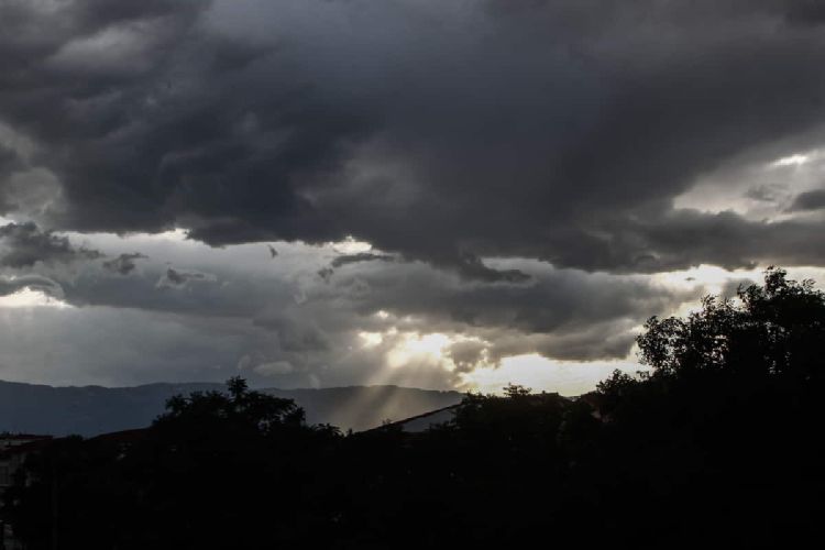 Ο Καιρός σήμερα: Αυξημένες νεφώσεις με τοπικές βροχές και μεμονωμένες καταιγίδες