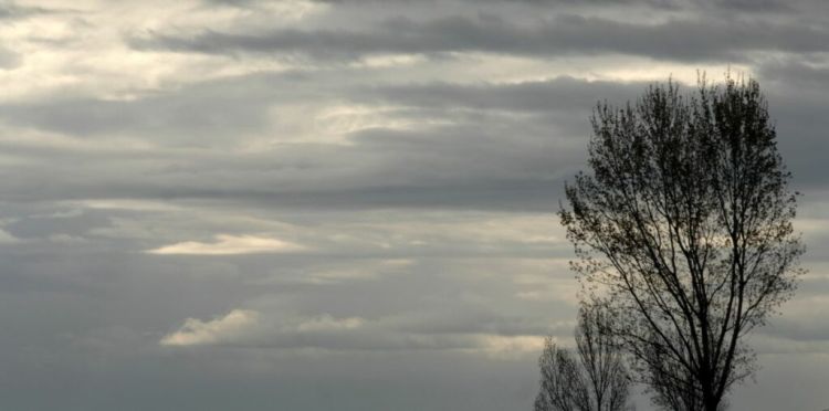 Ο Καιρός σήμερα: Κυριακή με νεφώσεις με ασθενείς τοπικές βροχές