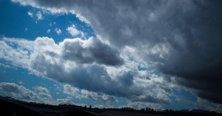 Ο Καιρός σήμερα: Νεφώσεις με τοπικές βροχές αλλά και βελτίωση από το μεσημέρι