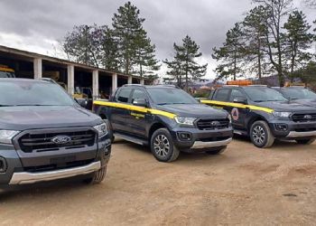 Παραδόθηκαν τέσσερα νέα ημιφορτηγά (pick Up) οχημάτων 4×4 στον Δήμο Φλώρινας