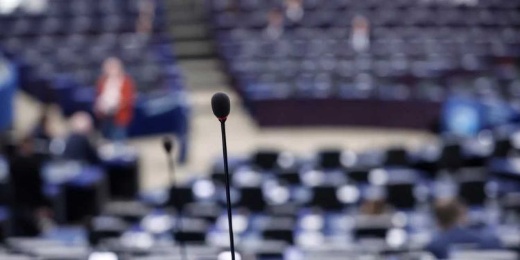 Πόσα χρήματα βγάζει ένας ευρωβουλευτής; Ποιοι είναι οι μισθοί, πόσα τα επιδόματα και έξοδα κίνησης