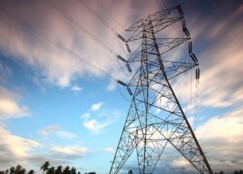 Ρύθμιση για φθηνό και πράσινο ρεύμα στη βιομηχανία – Τι υποσχέθηκε ο Σκρέκας στον ΣΕΒ