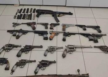 Φλώρινα: Οπλοστάσιο με πολυβόλα, χειροβομβίδες και κυνηγετικά όπλα – 14 συλλήψεις μετά την έρευνα
