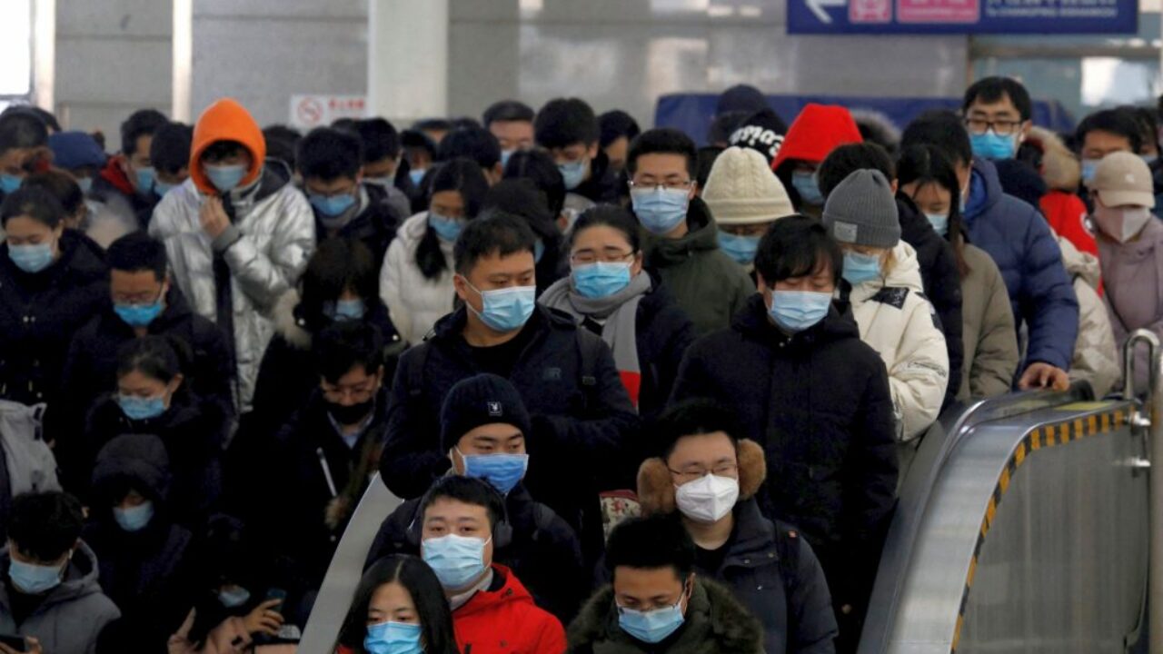  Σαρώνει την Κίνα ο κορωνοϊός – 37 εκατομμύρια μολύνσεις σε μία ημέρα