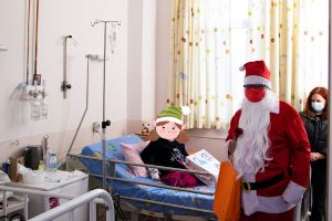 Άγιος Βασίλης μοίρασε δώρα στην Παιδιατρική κλινική του Γενικού Νοσοκομείου Κοζάνης με την υποστήριξη του Ιπποκράτη Κοζάνης
