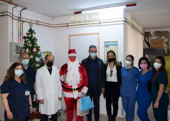 Άγιος Βασίλης μοίρασε δώρα στην Παιδιατρική κλινική του Γενικού Νοσοκομείου Κοζάνης με την υποστήριξη του Ιπποκράτη Κοζάνης