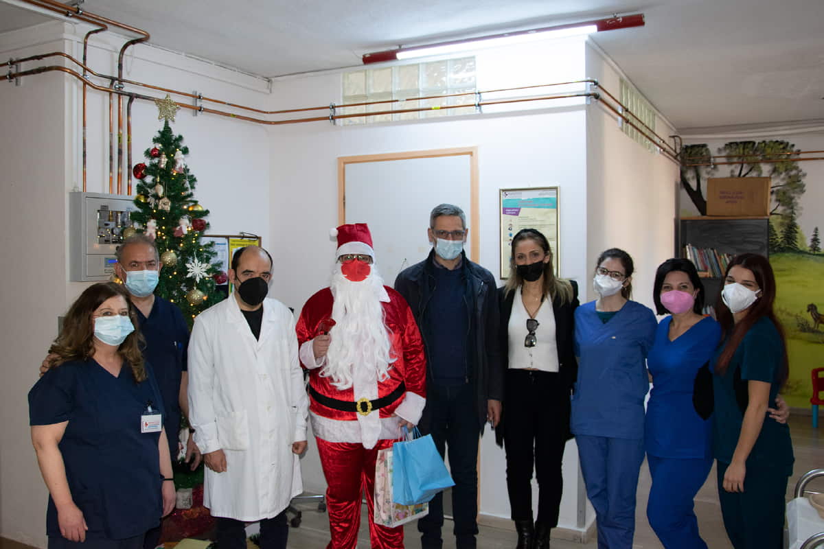 Άγιος Βασίλης Μοίρασε Δώρα Στην Παιδιατρική Κλινική Του Γενικού Νοσοκομείου Κοζάνης Με Την Υποστήριξη Του Ιπποκράτη Κοζάνης