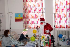 Άγιος Βασίλης μοίρασε δώρα στην Παιδιατρική κλινική του Γενικού Νοσοκομείου Κοζάνης με την υποστήριξη του Ιπποκράτη Κοζάνης