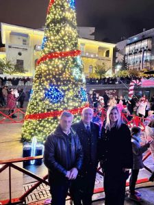 Άναμμα του Χριστουγεννιάτικου δέντρου στην πλατεία της Κοζάνης