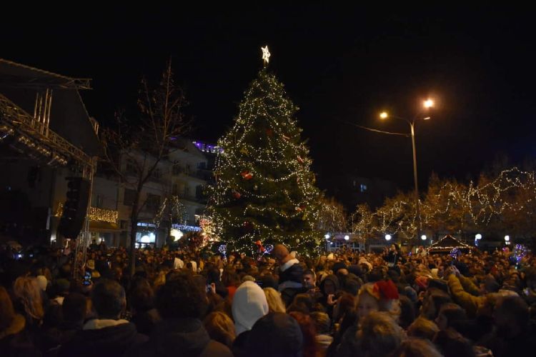 Άναψε το Χριστουγεννιάτικο Δέντρο της Φλώρινας Άναψε το Χριστουγεννιάτικο Δέντρο της Φλώρινας