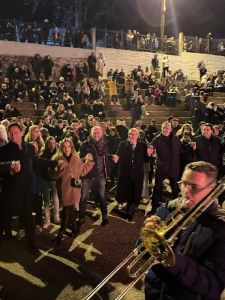Αναψαν  οι κλαδαριές  στη Σιάτιστα, με τα χάλκινα να παίζουν τα κόλιαντα
