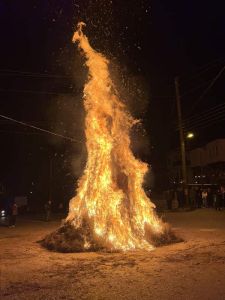 Αναψαν  οι κλαδαριές  στη Σιάτιστα, με τα χάλκινα να παίζουν τα κόλιαντα