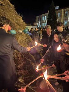 Αναψαν  οι κλαδαριές  στη Σιάτιστα, με τα χάλκινα να παίζουν τα κόλιαντα