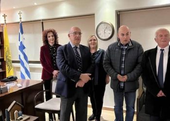 Ανταλλαγή ευχών και κάλαντα στον Υπουργό