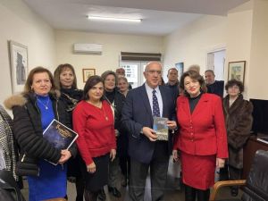 Ανταλλαγή ευχών και κάλαντα στον Υπουργό