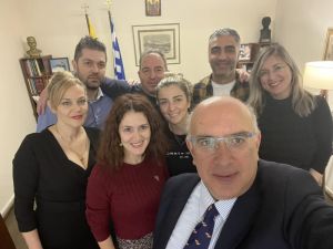 Ανταλλαγή ευχών και κάλαντα στον Υπουργό