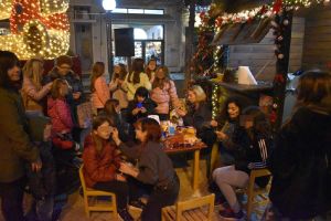 Γλυκά, κεράσματα και ζεστή σοκολάτα από το τμήμα μαγείρων της ΕΠΑΣ Φλώρινας