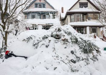 ΗΠΑ: Η «χιονοθύελλα του αιώνα» σφυροκοπά τη χώρα – Δεκάδες νεκροί και χιλιάδες εγκλωβισμένοι