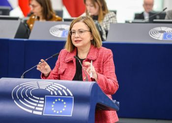 Μ.Σπυράκη – Ορισμός περιοχών για Fast Track ανανεώσιμες, άμεσα φωτοβολταϊκά στις στέγες