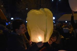 Με τα φαναράκια των ευχών γέμισε ο ουρανός της Φλώρινας Με τα φαναράκια των ευχών γέμισε ο ουρανός της Φλώρινας