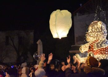Με τα φαναράκια των ευχών γέμισε ο ουρανός της Φλώρινας Με τα φαναράκια των ευχών γέμισε ο ουρανός της Φλώρινας