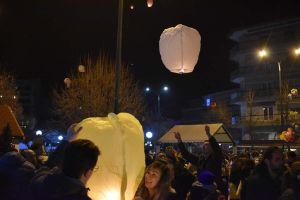 Με τα φαναράκια των ευχών γέμισε ο ουρανός της Φλώρινας Με τα φαναράκια των ευχών γέμισε ο ουρανός της Φλώρινας