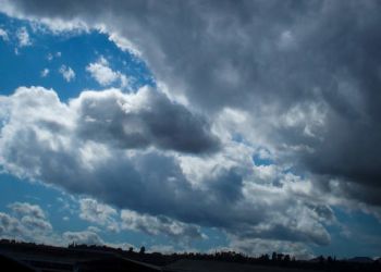 Ο Καιρός σήμερα: Νεφώσεις με τοπικές βροχές αλλά και βελτίωση από το μεσημέρι