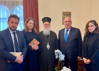 Ο Υφυπουργός Μεταφορών Μιχάλης Παπαδόπουλος με τον Αρχιεπίσκοπο Αναστάσιο