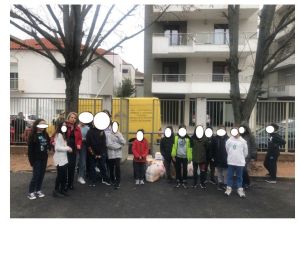 Οι μαθητές μοίρασαν ζεστασιά στη τρίτη ηλικία