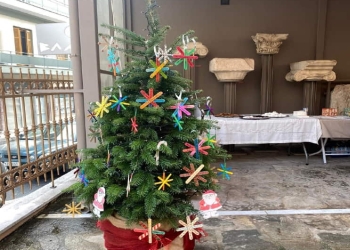 Στολίστηκε Και Φέτος Το Χριστουγεννιάτικο Δέντρο Της Αρχαιολογικής Συλλογής Κοζάνης