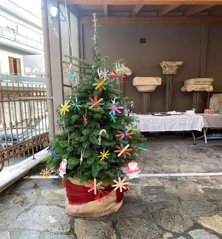 Στολίστηκε Και Φέτος Το Χριστουγεννιάτικο Δέντρο Της Αρχαιολογικής Συλλογής Κοζάνης