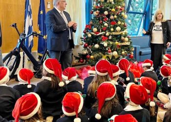 Τα Χριστουγεννιάτικα Κάλαντα στον Υφυπουργό Μεταφορών Μιχάλη Παπαδόπουλο