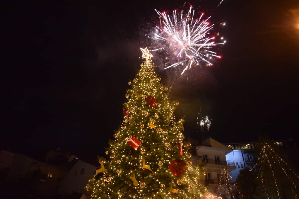 Την Κυριακή 11 Δεκεμβρίου Η Φωταγώγηση Του Χριστουγεννιάτικου Δέντρου Στην Κεντρική Πλατεία Της Φλώρινας